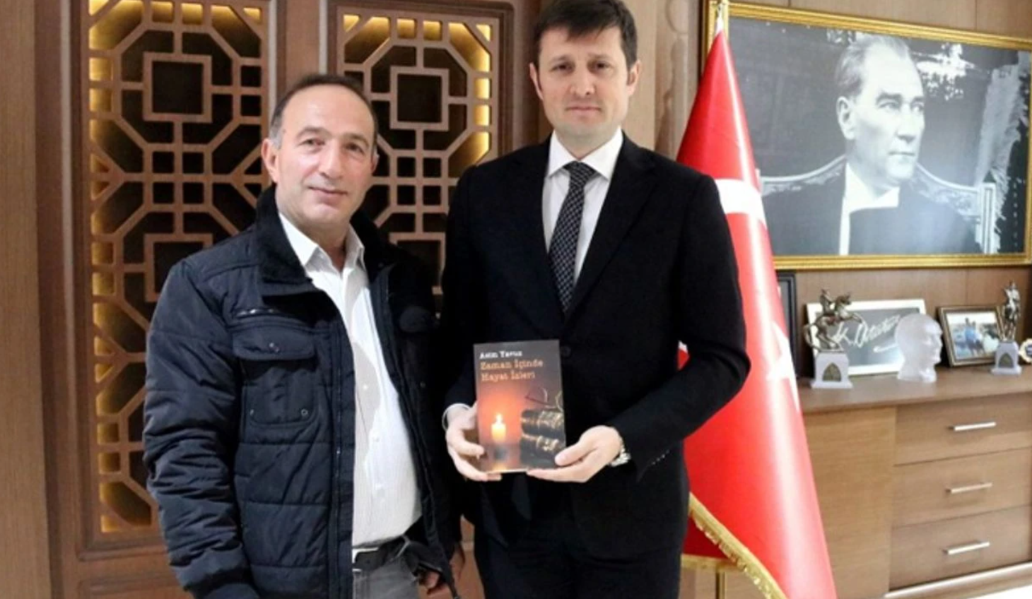 YAVUZ, YENİ KİTABINI BAŞKANIMIZ AKAY'A HEDİYE ETTİ